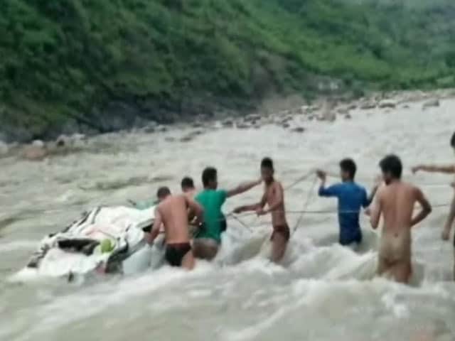 Videos : नैनीताल के पास भारी बारिश की वजह से नदी में गिरी कार, तीन की मौत