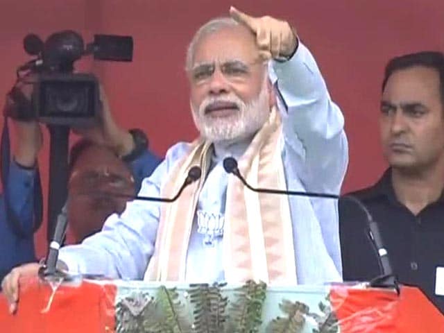 Video : PM Modi Praises Vasundhara Raje Who is Under Attack From Opposition