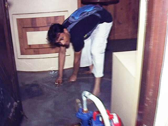 दिल्ली के सुखदेव विहार में जमीन से निकल रहा है पानी, लोग परेशान