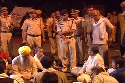 Police Lathicharge Land Bill Protesters Led by Yogendra Yadav Near Jantar Mantar in Delhi Police Lathicharge Land Bill Protesters Led by Yogendra Yadav Near Jantar Mantar in Delhi