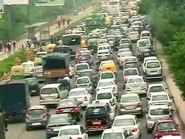 दिल्‍ली की सड़कों पर लगा भारी ट्रैफ़िक जाम, घंटों फंसी रहीं गाड़ियां