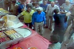 नए सीसीटीवी फुटेज में पुलिस से भिड़ती दिखीं 'आप' विधायक अलका लांबा नए सीसीटीवी फुटेज में पुलिस से भिड़ती दिखीं 'आप' विधायक अलका लांबा