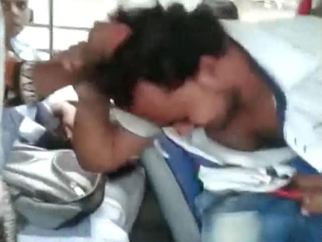 Videos : डीटीसी बस में छेड़खानी कर रहे मनचले को महिला ने जमकर पीटा