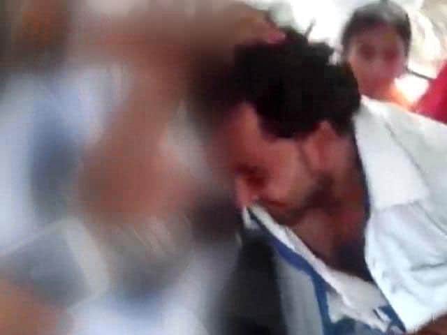 Video : Woman Thrashes Alleged Molester on Delhi Bus