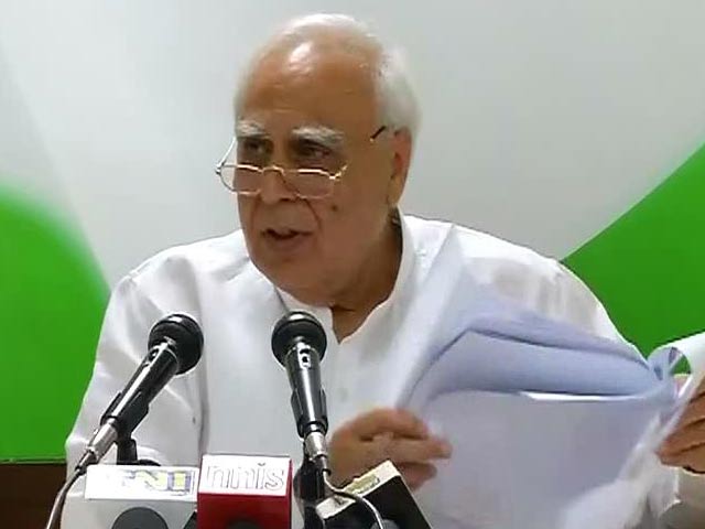 कपिल सिब्बल ने पीएम से ललित मोदी के क़रीबी होने का लगाया आरोप