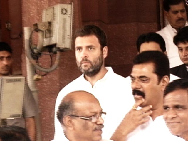 इस्तीफ़े पर अड़ी कांग्रेस, 'अलग-थलग पड़ चुकी है कांग्रेस'