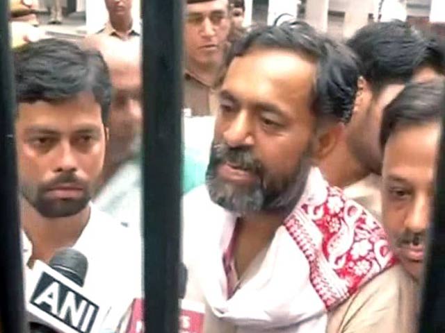 योगेंद्र यादव गिरफ्तार, पुलिस पर लगाया मार-पिटाई का आरोप