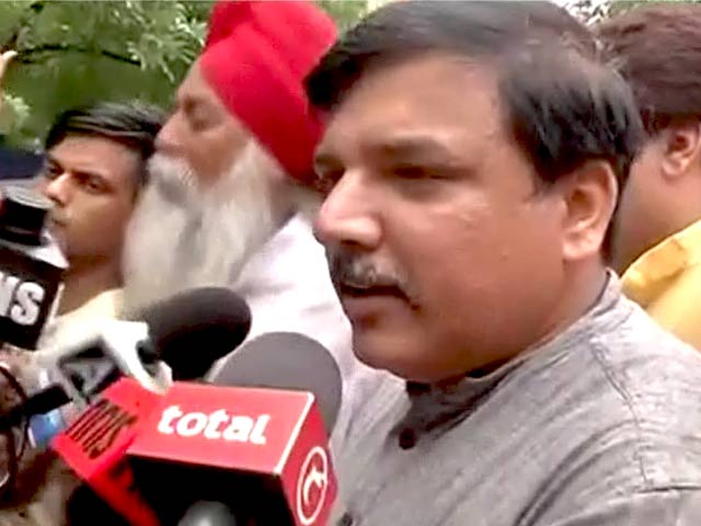 योगेंद्र यादव से मिलने 'आप' कार्यकर्ताओं संग पहुंचे संजय सिंह, हंगामा हुआ