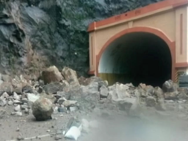 बारिश से बदहाल मुंबई-पुणे एक्सप्रेस-वे, कई लोग हुए शिकार