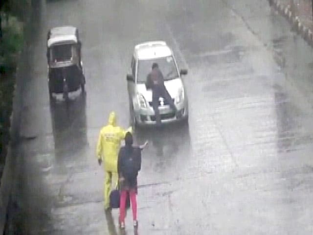 Video : सीसीटीवी में कैद : मुंबई की सड़कों पर दिखा रोडरेज, वाइपर पकड़कर आदमी ने बचाई जान