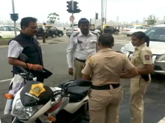 Videos : महाराष्ट्र के परिवहन मंत्री ने अपने बेटे पर लगाया 1000 रुपये जुर्माना