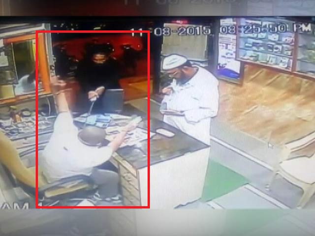 कैमरे में कैद : दुकानदार पर सरेआम तलवार से हमला, ग्राहक ने गुंडे को दबोचा