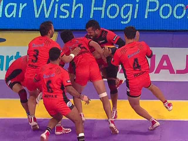 Pro Kabaddi League: U Mumba Beat Bengaluru Bulls to Reclaim Top Spot