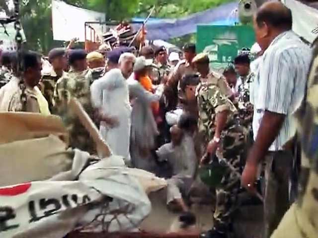 Video : जंतर-मंतर पर धरने पर बैठे पूर्व सैनिकों ने वहां से हटाए जाने का किया विरोध