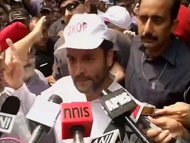 जंतर मंतर पर पूर्व सैनिकों से मिलने पहुंचे राहुल गांधी के खिलाफ लगे नारे