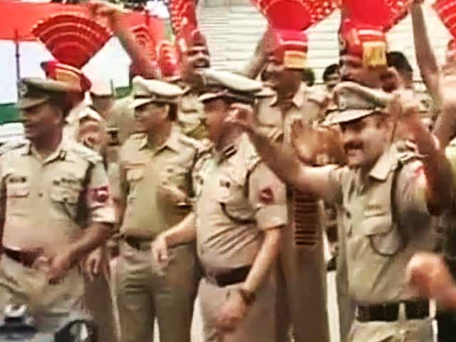 वाघ बॉर्डर पर बीएसएफ जवानों ने जमकर मनाया आजादी का जश्न