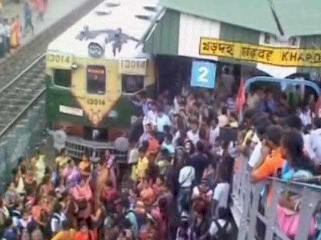 Videos : लेडीज स्पेशल ट्रेन को लेकर कोलकाता के पास खरदा स्टेशन पर हंगामा, पुलिस पर पथराव