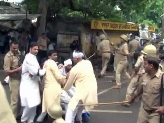 Videos : विधानसभा घेराव कर रहे कांग्रेस नेताओं को लखनऊ पुलिस ने दौड़ा-दौड़ाकर पीटा