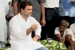 किसानों के बीच अमेठी में राहुल गांधी, पीएम मोदी पर साधा निशाना किसानों के बीच अमेठी में राहुल गांधी, पीएम मोदी पर साधा निशाना