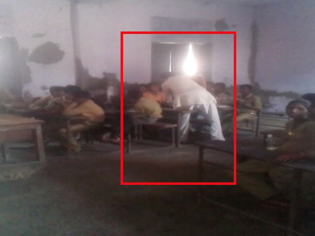 कैमरे में कैद : गाजियाबाद में प्रिंसिपल ने की बच्चों की पिटाई, जांच के आदेश