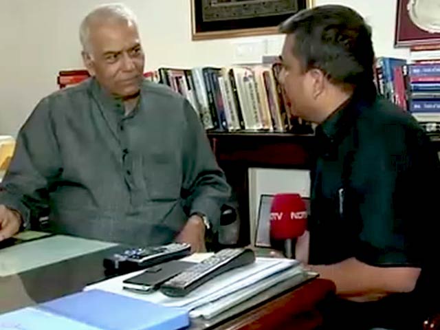 पाक का पैंतरा, NSA स्तर की बातचीत से पहले हुर्रियत नेताओं को भेजा न्योता