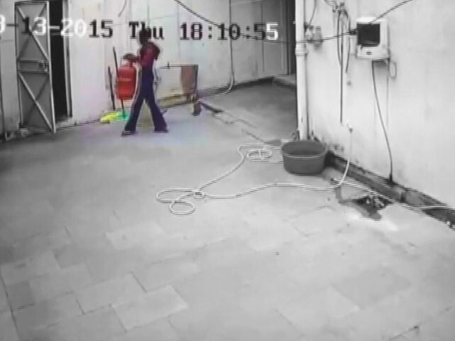 कैमरे में कैद : दिल्ली में सांसद साहब के घर से यूं हुआ सिलेंडर चोरी