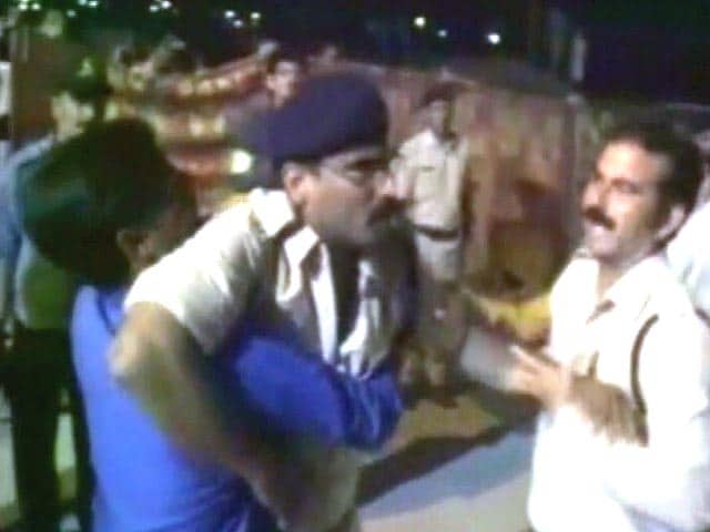 Videos : उज्जैन के महाकाल मंदिर में एडिशनल कलेक्टर और पुलिसकर्मी के बीच मारपीट