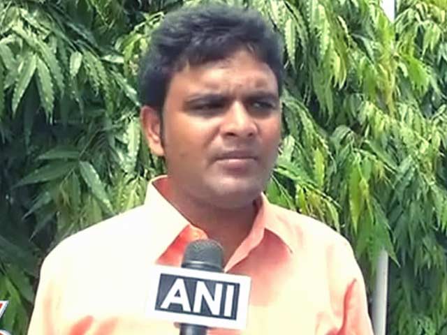 सरकारी स्कूलों की बदहाली के खिलाफ आवाज उठाने वाले शिक्षक को नौकरी से निकाला