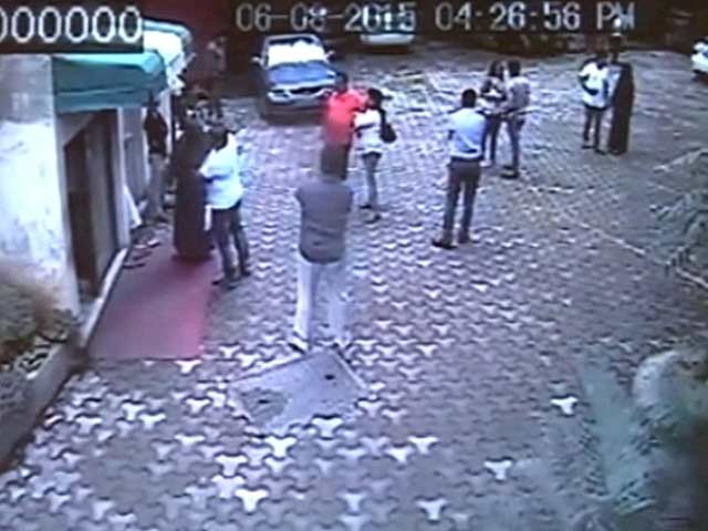 महाराष्ट्र के गृहमंत्री और कमिश्नर को नोटिस,  होटल में छापेमारी का मामला