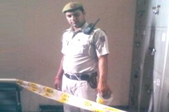 दिल्ली के साकेत कोर्ट में पटाखों से धमाके के बाद अफरातफरी दिल्ली के साकेत कोर्ट में पटाखों से धमाके के बाद अफरातफरी