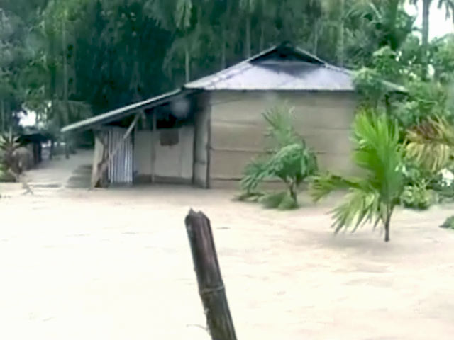 असम में बाढ़ : लगातार जारी बारिश से और बिगड़ सकते हैं हालात
