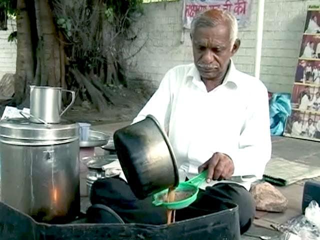 Video : Meet Laxman Rao, Tea Seller, Novelist and Student