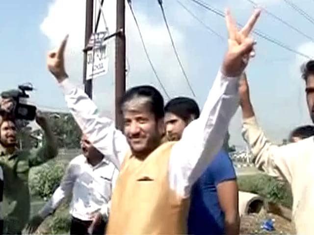 Video : कश्मीरी अलगाववादी शब्बीर शाह को दिल्ली एयरपोर्ट पर हिरासत में लिया गया