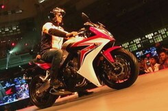 बाइक्स के दीवानों के लिए होंडा ने एक साथ दिखाईं चार मोटरसाइकिल बाइक्स के दीवानों के लिए होंडा ने एक साथ दिखाईं चार मोटरसाइकिल
