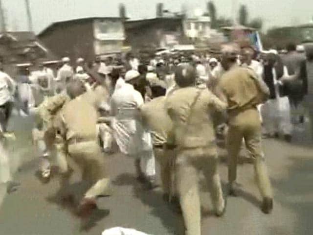 Video : Protests Outside Geelani's Residence in Srinagar; Cops Use Water Cannon