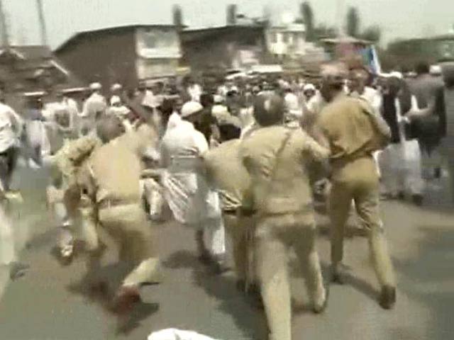 Protests Outside Geelani's Residence in Srinagar; Cops Use Water Cannon