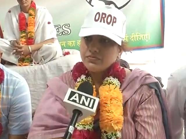 Video : Union Minister VK Singh's Daughter Joins OROP Protests