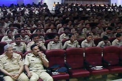 मुंबई पुलिस की अनोखी पाठशाला, महकमे को संवेदनशील बनाने की मुहिम मुंबई पुलिस की अनोखी पाठशाला, महकमे को संवेदनशील बनाने की मुहिम