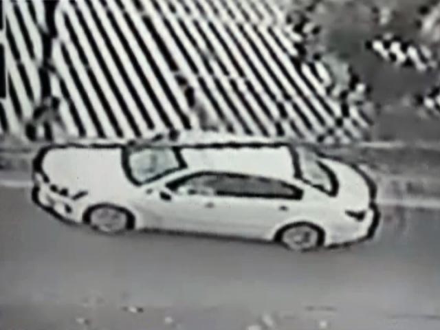 कैमरे में कैद : दिल्ली में सड़क पार कर रही लड़की को कार ने मारी टक्कर