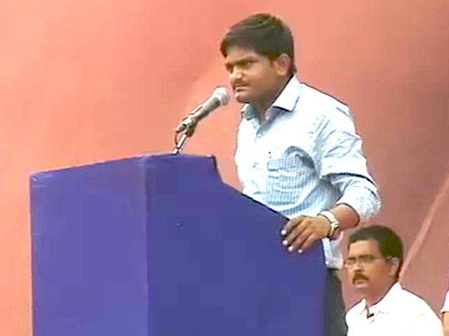 प्यार से हक दो, वरना छीन लेंगे : अहमदाबाद की रैली में हार्दिक पटेल