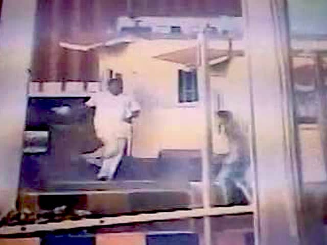 कैमरे में कैद : बीजेपी MLA ने की टोल प्लाज़ा पर तोड़फोड़, कहा, माफी नहीं मागूंगा