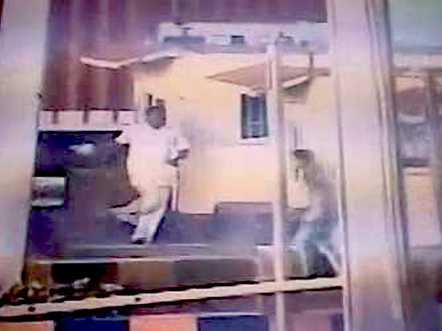 कैमरे में कैद : बीजेपी MLA ने की टोल प्लाज़ा पर तोड़फोड़, कहा, माफी नहीं मागूंगा