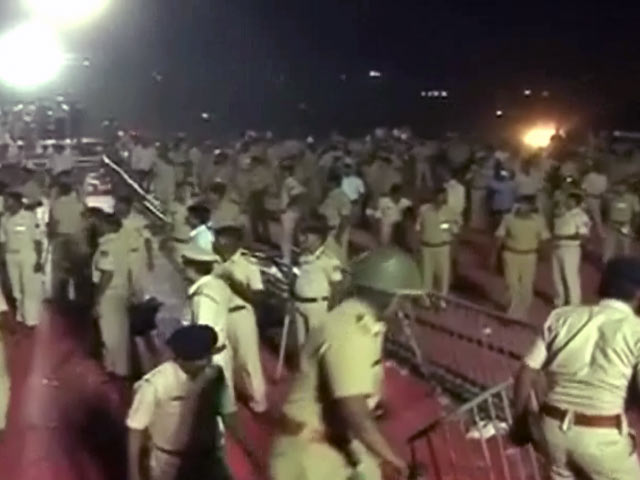 हार्दिक पटेल को हिरासत में लेने के कुछ ही देर बाद पुलिस ने छोड़ा