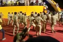 Hardik Patel's Ahmedabad Takeover Followed by Violence, City is Tense Hardik Patel's Ahmedabad Takeover Followed by Violence, City is Tense