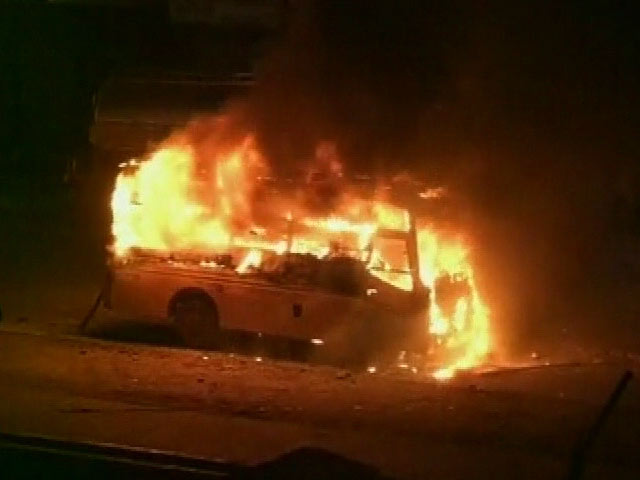 वीडियो में देखें, पटेल आंदोलन का हिंसक रूप, आग के हवाले की गईं कई बसें