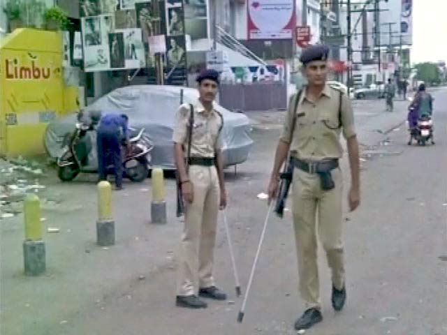 हिंसक झड़पों के बाद गुजरात में तनाव, मोबाइल इंटरनेट पर रोक, कुछ इलाकों में कर्फ्यू