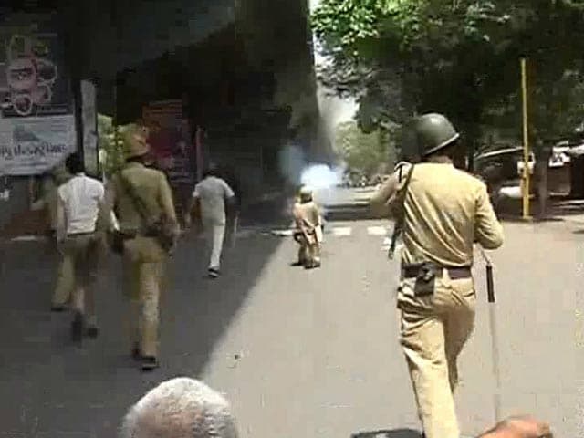 Video : Clashes Erupt in Surat, Watch NDTV's Special Report