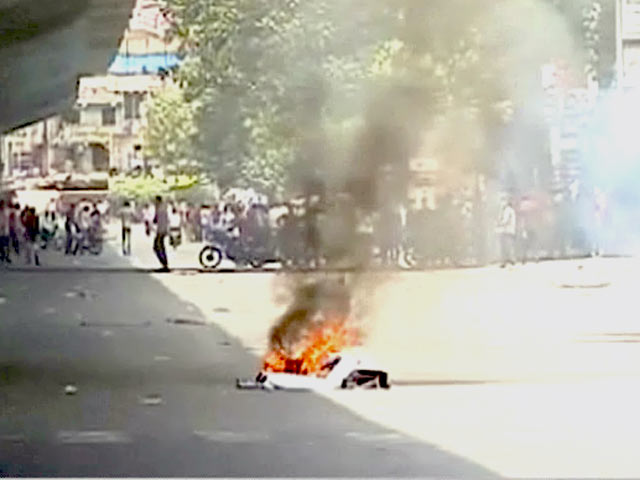 ग्राउंड रिपोर्ट : सूरत में प्रदर्शकारियों को खदेड़ने के लिए पुलिस ने किया आंसू गैस का इस्तेमाल