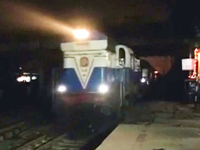 पटना में बच्‍चे को बचाने रेल ट्रैक पर कूद पड़े लोग, पांच की मौत