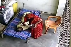 कैमरे में कैद : बीमार सास की बेरहमी से पिटाई कर रही बहू कैमरे में कैद : बीमार सास की बेरहमी से पिटाई कर रही बहू